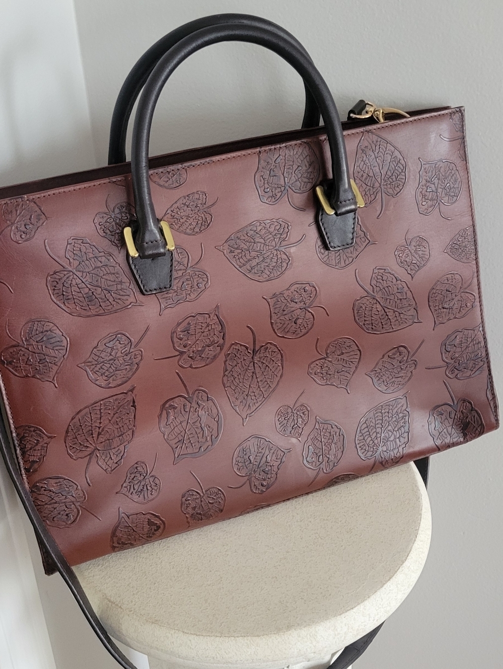 SCULLY Women’s Brown Leaf-Embossed Leather Tablet Bag Crossbody - Picture 2 of 7